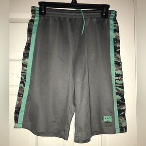 Nike boys athletic, basket ball shorts Size large